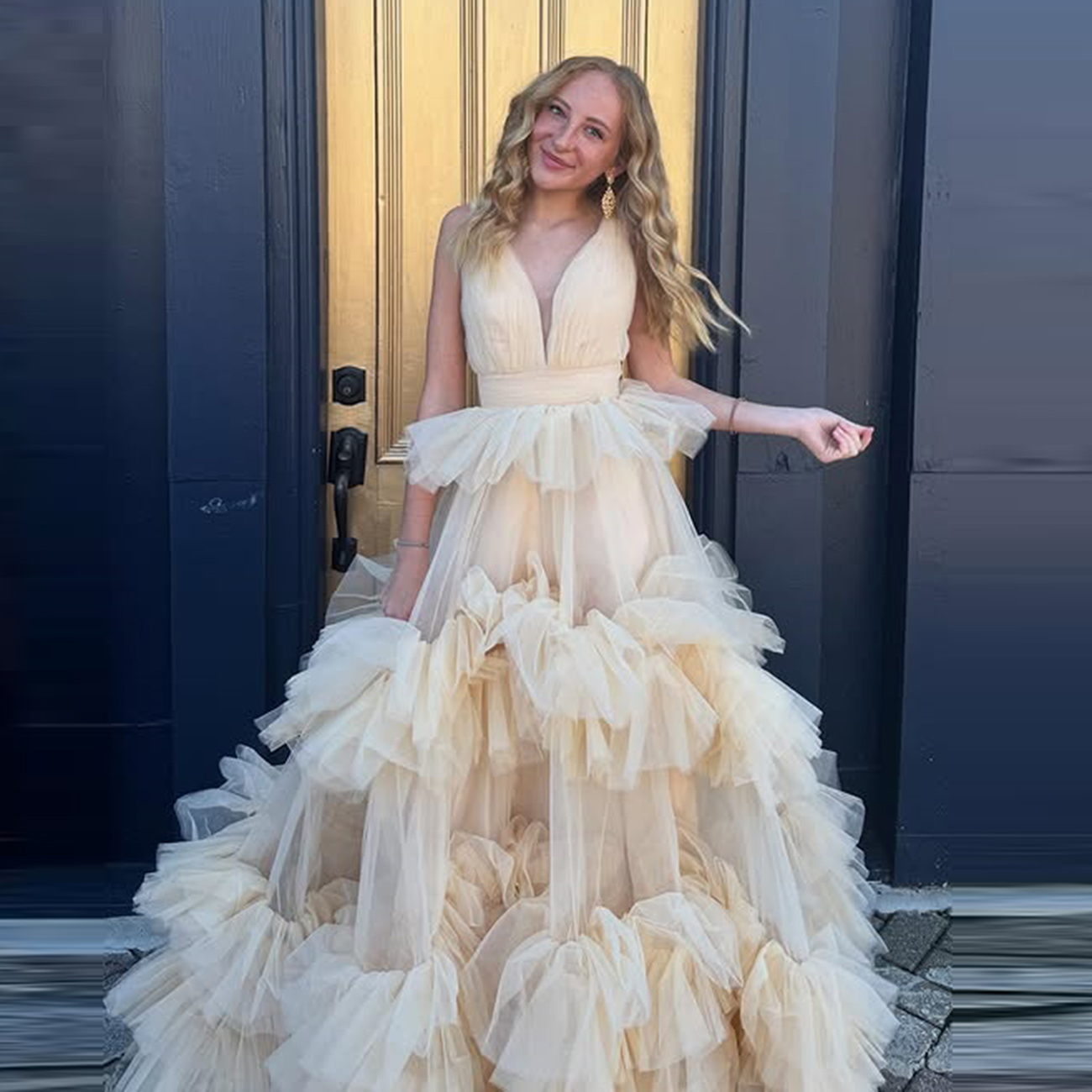 Light Champagne Tulle Ruffles  - Women Formal Wear Photoshoot reseña y precio